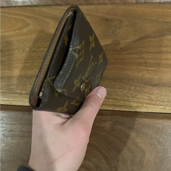 Louis Vuitton Monogram Card Holder - Picture 3 of 11